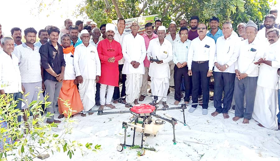 ಮುದ್ದೇಬಿಹಾಳ ತಾಲೂಕಿನ ಮಡಿಕೇಶ್ವರ ಗ್ರಾಮದ ಮಲ್ಲಿನಾಥ ಬಿರಾದಾರ ಇವರ ಹೊಲದಲ್ಲಿ ದಾಸೋಹಿ ರೈತ ಉತ್ಪಾದಕ ಕಂಪನಿ ಹಾಗೂ ಇಂಡಿಯನ್ ಫರ್ಟಿಲೈರ್ಸ ಕೋ-ಆಪರೇಟಿವ್ಹ್ ಲಿ., ಇವರಿಂದ ವ್ಯವಸ್ಥೆಗೊಳಿಸಲಾದ ಡ್ರೋನ್ಗೆ ಕೃಷಿ ಇಲಾಖೆ ಅಧಿಕಾರಿ ಎಸ್.ಡಿ.ಭಾವಿಕಟ್ಟಿ ಚಾಲನೆ ಮತ್ತು ಸಿಂಪರಣೆ ಪ್ರಾತ್ಯಕ್ಷಿಕೆ ಕಾರ್ಯಕ್ರಮ ಉದ್ಘಾಟಿಸಿದರು