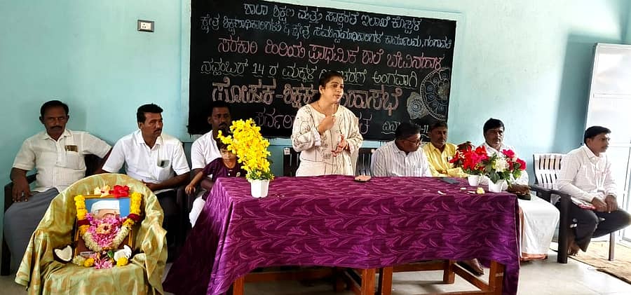 ಕಾರಟಗಿ ಸಮೀಪದ ಬೇವಿನಹಾಳ ಸರ್ಕಾರಿ ಶಾಲೆಯಲ್ಲಿ ನಡೆದ ಪೋಷಕರ–ಶಿಕ್ಷಕರ ಸಭೆಯಲ್ಲಿ ತಾ.ಪಂ ಇಒ ಲಕ್ಷ್ಮೀದೇವಿ ಮಾತನಾಡಿದರು