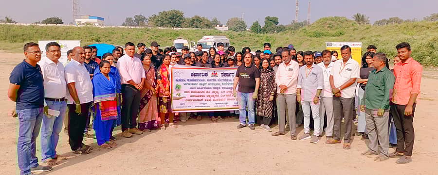 ಮಾಗಡಿ ಕೋಟೆ ಮೈದಾನದಲ್ಲಿ ಪುರಸಭೆ ಹಾಗೂ ಪೀಪಲ್ ಫೌಂಡೇಶನ್ ಭಾರತೀಯ ವಿಜ್ಞಾನ ಸಂಸ್ಥೆ ಸಹಯೋಗದೊಂದಿಗೆ ನಗರ ತ್ಯಾಜ್ಯ ಮತ್ತು ಸುಸ್ಥಿರತೆ ಕಾರ್ಯಕ್ರಮಕ್ಕೆ ಪುರಸಭೆ ಅಧ್ಯಕ್ಷ ಶಿವರುದ್ರಮ್ಮ ವಿಜಯಕುಮಾರ್ ಚಾಲನೆ ನೀಡಿದರು. ವಿವಿಧ ಕಾಲೇಜಿನ ವಿದ್ಯಾರ್ಥಿಗಳು, ಪುರಸಭಾ ಅಧಿಕಾರಿಗಳು ಭಾಗವಹಿಸಿದ್ದರು
