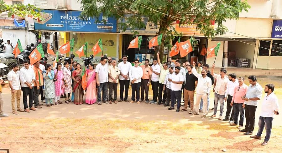 ಉಡುಪಿಯ ಬಿಜೆಪಿ ಜಿಲ್ಲಾ ಕಚೇರಿ ಬಳಿ ಶುಕ್ರವಾರ ಸಂಭ್ರಮಾಚರಣೆ ನಡೆಯಿತು