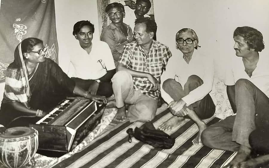 ಗಝಲ್ ಗುಂಡಮ್ಮ ಅವರೊಂದಿಗೆ ಶಾಂತರಸ, ಚಂಪಾ ಇತರರು ಇದ್ದಾರೆ