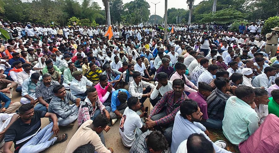 ಚಾಮರಾಜನಗರ ತಾಲ್ಲೂಕಿನ ಜ್ಯೋತಿಗೌಡನ ಪುರ ಗ್ರಾಮದಲ್ಲಿ ಡಾ.ಬಿ.ಆರ್.ಅಂಬೇಡ್ಕರ್ ಹಾಗೂ ಬುದ್ಧನ ವಿಗ್ರಹ ಧ್ವಂಸಗೊಳಿಸಿ ಪ್ಲೆಕ್ಸ್, ಭಾವಚಿತ್ರ ಹರಿದುಹಾಕಿರುವ ನೈಜ ಅಪರಾಧಿಗಳನ್ನು ಬಂಧಿಸಬೇಕು ಎಂದು ಒತ್ತಾಯಿಸಿ ಜಿಲ್ಲಾ ನಾಯಕ ಜನಾಂಗದ ಹೋರಾಟ ಸಮಿತಿ ಶನಿವಾರ ಜಿಲ್ಲಾಧಿಕಾರಿ ಕಚೇರಿ ಆವರಣದಲ್ಲಿ ಬೃಹತ್ ಪ್ರತಿಭಟನೆ ನಡೆಸಿತು