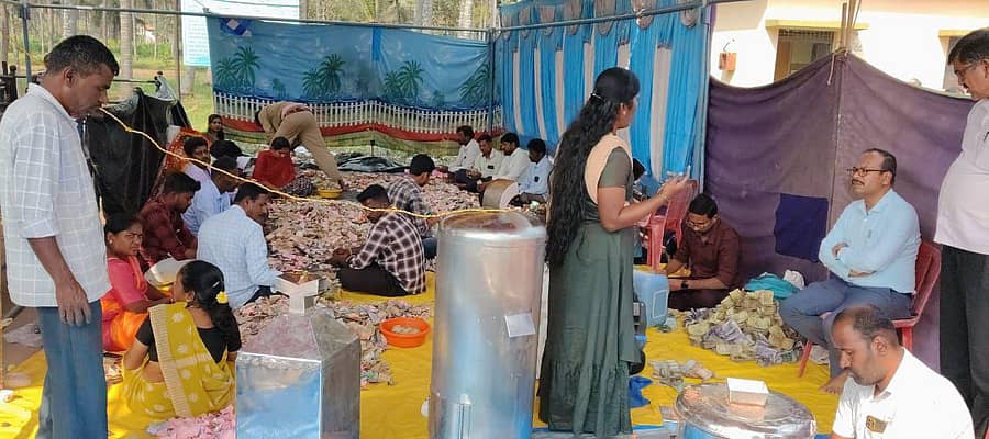 ಕಿಕ್ಕೇರಿ ಹೋಬಳಿಯ ಸಾಸಲು ಗ್ರಾಮದಲ್ಲಿನ ಸೋಮೇಶ್ವರ, ಶಂಭುಲಿAಗೇಶ್ವರ ಹುಂಡಿ ಎಣಿಕೆ ಶುಕ್ರವಾರ ನಡೆಯಿತು. ಅಶೋಕ್, ವೀಣಾ, ಡಿ.ಆರ್. ನರೇಂದ್ರ, ಪ್ರಸನ್ನ, ಸೋಮಾಚಾರ್, ತಿಪ್ಪೇಶ್, ಸುನೀಲ್, ವನಜಾಕ್ಷಿ ಮತ್ತಿತರರು ಭಾಗವಹಿಸಿದ್ದರು.