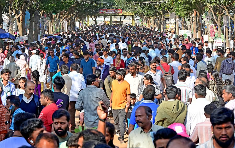 <div class="paragraphs"><p>ಜಿಕೆವಿಕೆ ಆವರಣದಲ್ಲಿ ನಡೆಯುತ್ತಿರುವ ಕೃಷಿ ಮೇಳಕ್ಕೆ ಶನಿವಾರ ಭೇಟಿ ನೀಡಿದ್ದ ಜನಸ್ತೋಮ</p></div>