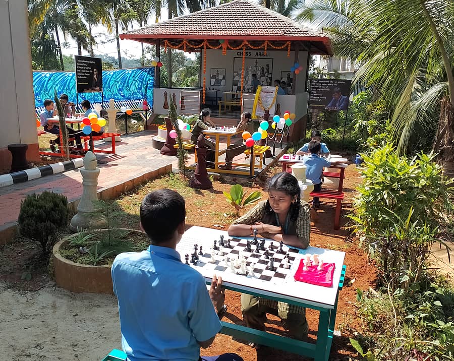 ಶಿರಸಿ ತಾಲ್ಲೂಕಿನ ಇಸಳೂರಿನ ಸರ್ಕಾರಿ ಪ್ರೌಢಶಾಲೆಯಲ್ಲಿ ಚೆಸ್ ಪಾರ್ಕ್ನಲ್ಲಿ ವಿದ್ಯಾರ್ಥಿಗಳು ಆಡುತ್ತಿರುವುದು