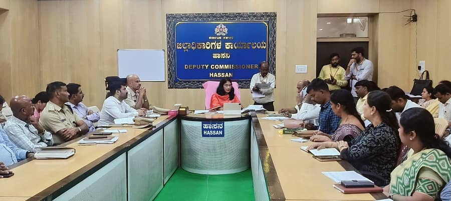 ಹಾಸನದ ಜಿಲ್ಲಾಧಿಕಾರಿ ಕಚೇರಿಯಲ್ಲಿ ಶನಿವಾರ ನಡೆದ ಸಭೆಯಲ್ಲಿ ಜಿಲ್ಲಾಧಿಕಾರಿ ಕೆ.ಎಸ್. ಲತಾಕುಮಾರಿ ಅಧಿಕಾರಿಗಳಿಂದ ಮಾಹಿತಿ ಪಡೆದರು