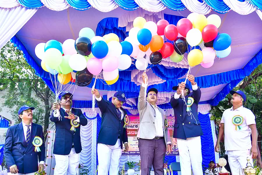 ಕೊಪ್ಪಳದ ಪೊಲೀಸ್ ಕವಾಯತು ಮೈದಾನದಲ್ಲಿ ಶನಿವಾರ ಆರಂಭಗೊಂಡ ಪೊಲೀಸ್ ವಾರ್ಷಿಕ ಕ್ರೀಡಾಕೂಟವನ್ನು ಜಿಲ್ಲಾಧಿಕಾರಿ ಪಾರಿವಾಳ ಮತ್ತು ಬಲೂನುಗಳನ್ನು ಹಾರಿಬಿಡುವ ಮೂಲಕ ಚಾಲನೆ ನೀಡಿದರು