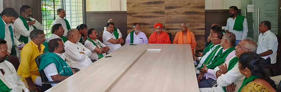 ಡೊಂಬರಕೊಪ್ಪದಲ್ಲಿ ನಡೆದ ರೈತ ಮುಖಂಡರ ಸಭೆಯಲ್ಲಿ ಕಲ್ಮಠದ ಮಡಿವಾಳ ರಾಜಯೋಗಿಂದ್ರ ಸ್ವಾಮೀಜಿ ಮಾತನಾಡಿದರು