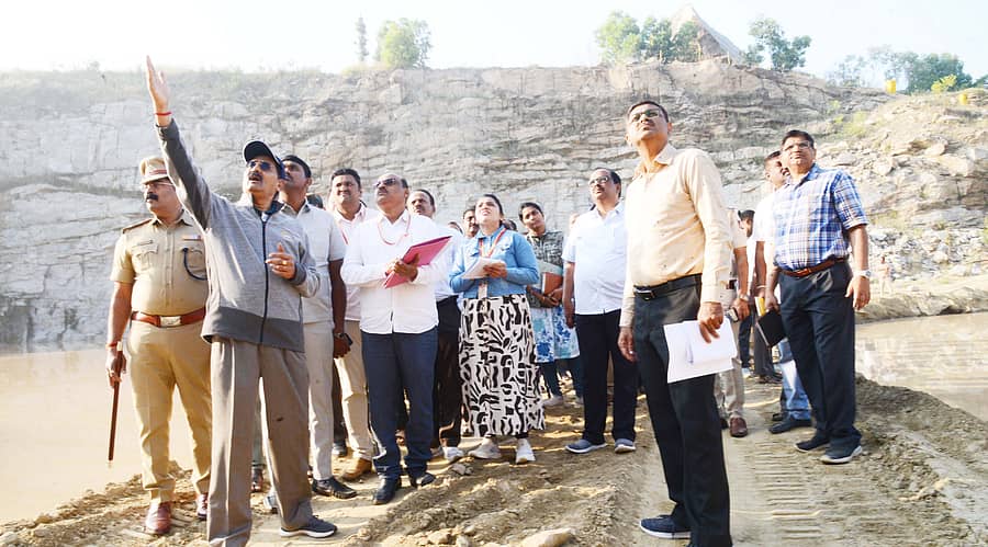 ತುಮಕೂರಿನ ಅಮಲಾಪುರ ಬಳಿ ನಡೆಯುತ್ತಿರುವ ಗಣಿಗಾರಿಕೆ ಸ್ಥಳಕ್ಕೆ ಉಪಲೋಕಾಯುಕ್ತ ಬಿ.ವೀರಪ್ಪ ಶನಿವಾರ ಭೇಟಿ ನೀಡಿ ಪರಿಶೀಲನೆ ನಡೆಸಿದರು