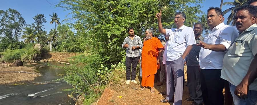 ಹರಿಹರ ತಾಲ್ಲೂಕಿನ ಬೆಳ್ಳೂಡಿ ಸಮೀಪದ ಹಳ್ಳದ ಸೇತುವೆ ಕುಸಿದಿರುವುದನ್ನು ಲೋಕೋಪಯೋಗಿ ಸಚಿವ ಸತೀಶ್ ಜಾರಕಿಹೊಳಿ ಶನಿವಾರ ಪರಿಶೀಲಿಸಿದರು