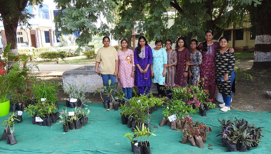 ಕೃಷಿ–ತೋಟಗಾರಿಕೆ ಮೇಳದಲ್ಲಿ ಅಲಂಕಾರಿಕ ನರ್ಸರಿ ಮುಂದೆ ನಿಂತಿರುವ ತೋಟಗಾರಿಕೆ ಮಹಾವಿದ್ಯಾಲಯದ ವಿದ್ಯಾರ್ಥಿನಿಯರು