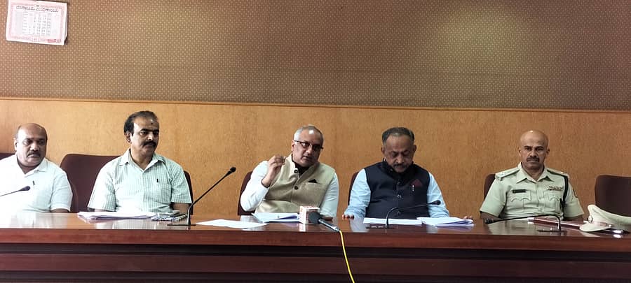 ಹಾಸನದ ಜಿಲ್ಲಾ ಪಂಚಾಯಿತಿ ಸಭಾಂಗಣದಲ್ಲಿ ಆಯೋಜಿಸಿದ್ದ ಕಾರ್ಯಾಗಾರದಲ್ಲಿ ಮಾಹಿತಿ ಹಕ್ಕು ಆಯುಕ್ತ ರುದ್ರಣ್ಣ ಹರ್ತಿಕೋಟಿ ಮಾತನಾಡಿದರು