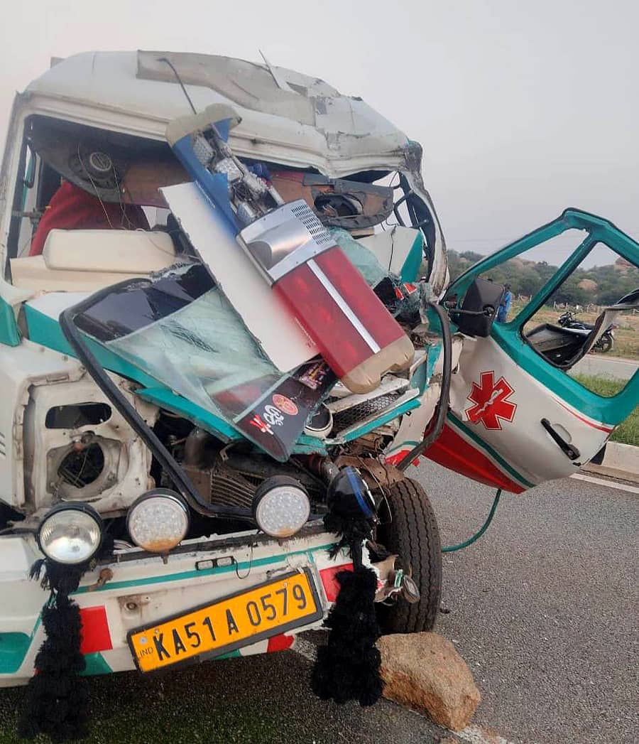 ಮೊಳಕಾಲ್ಮುರು ತಾಲ್ಲೂಕು ಹಾನಗಲ್ ಸಮೀಪ ರಾಷ್ಟ್ರೀಯ ಹೆದ್ದಾರಿ 150-ಎ ಶುಕ್ರವಾರ ಸಂಭವಿಸಿದ ಅಪಘಾತದಲ್ಲಿ ನಜ್ಜುಗುಜ್ಜಾದ ಆಂಬುಲೆನ್ಸ್