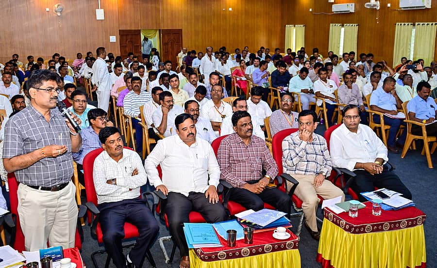 ಕಲಬುರಗಿಯಲ್ಲಿ ಶನಿವಾರ ನಡೆದ ವಿಭಾಗಮಟ್ಟದ 2026-27 ಜಿಲ್ಲಾ ವಾರ್ಷಿಕ ಕರಡು ಅಭಿವೃದ್ಧಿ ಯೋಜನೆಯ ಪ್ರಗತಿ ಪರಿಶೀಲನಾ ಸಭೆಯಲ್ಲಿ ಪಾಲ್ಗೊಂಡಿದ್ದ ಅಧಿಕಾರಿಗಳು ಪ್ರಜಾವಾಣಿ ಚಿತ್ರ