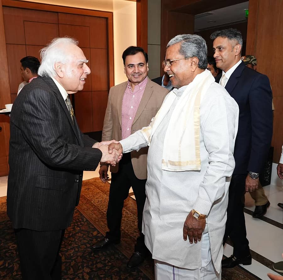 ಕಾರ್ಯಕ್ರಮದಲ್ಲಿ ಕಪಿಲ್ ಸಿಬಲ್ ಅವರಿಗೆ ಸಿದ್ದರಾಮಯ್ಯ ಹಸ್ತಲಾಘವ ಮಾಡಿದರು.