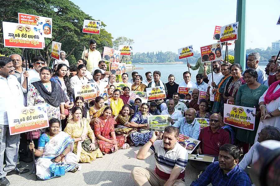 ಬೆಂಗಳೂರಿನಲ್ಲಿ ಸುರಂಗ ರಸ್ತೆ ಯೋಜನೆ ಕೈಬಿಡಬೇಕು. ಪರಿಸರ, ಜಲಮೂಲ ಉಳಿಸಬೇಕು ಎಂದು ಆಗ್ರಹಿಸಿ ಕೇಂದ್ರ ಸಚಿವೆ ಶೋಭಾ ಕರಂದ್ಲಾಜೆ ಹಾಗೂ ವಿಧಾನಸಭೆ ವಿರೋಧ ಪಕ್ಷದ ನಾಯಕ ಆರ್.ಅಶೋಕ, ಶಾಸಕ ಸಿ.ಎನ್. ಅಶ್ವತ್ಥನಾರಾಯಣ ಅವರ ನೇತೃತ್ವದಲ್ಲಿ ಬಿಜೆಪಿ ಕಾರ್ಯಕರ್ತರು ಸ್ಯಾಂಕಿ ಕೆರೆ ಬಳಿ ಪ್ರತಿಭಟನೆ ನಡೆಸಿದರು.