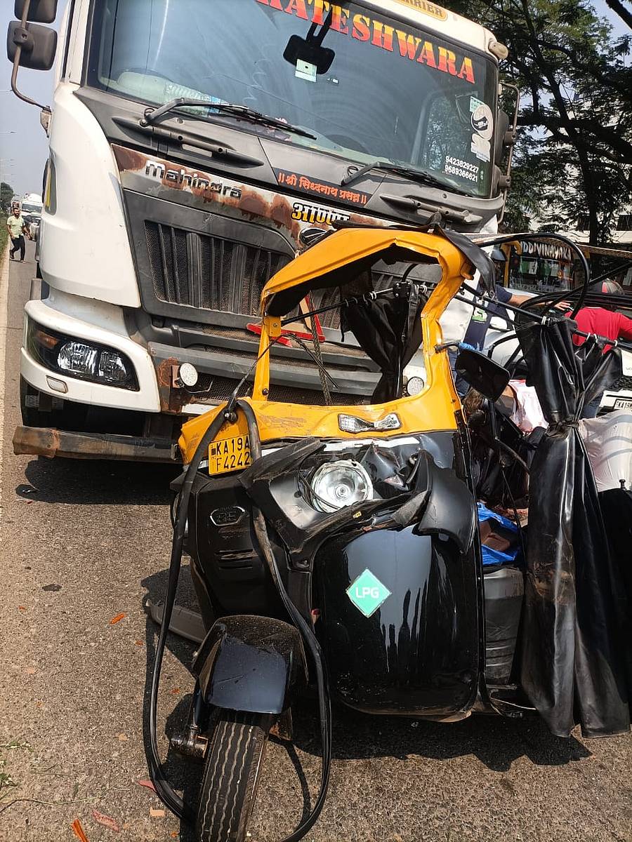 <div class="paragraphs"><p>ಅಪಘಾತದಿಂದ ನಜ್ಜುಗುಜ್ಜಾಗಿರುವ ಆಟೊರಿಕ್ಷಾ</p></div>