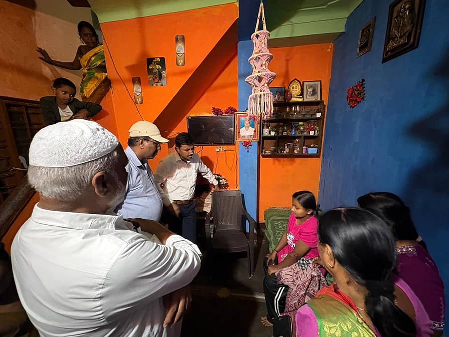 ದಾಂಡೇಲಿಯ ಸೈಂಟ್ ಮೈಕಲ್ ಕಾನ್ವೆಂಟ್ ಇಂಗ್ಲಿಷ್ ಮಾಧ್ಯಮ ಪ್ರೌಢ ಶಾಲೆಯ ಹತ್ತಿರ ಬೀದಿ ನಾಯಿ ದಾಳಿಯಿಂದ ಗಾಯಗೊಂಡ ವಿದ್ಯಾರ್ಥಿನಿ ಮನೆಗೆ ತಹಶೀಲ್ದಾರ್ ಶೈಲೇಶ್ ಪರಮಾನಂದ ಹಾಗೂ ಪೌರಾಯುಕ್ತ ವಿವೇಕ ಬನ್ನೆ ಭೇಟಿ ನೀಡಿ ಆರೋಗ್ಯ ವಿಚಾರಿಸಿದರು