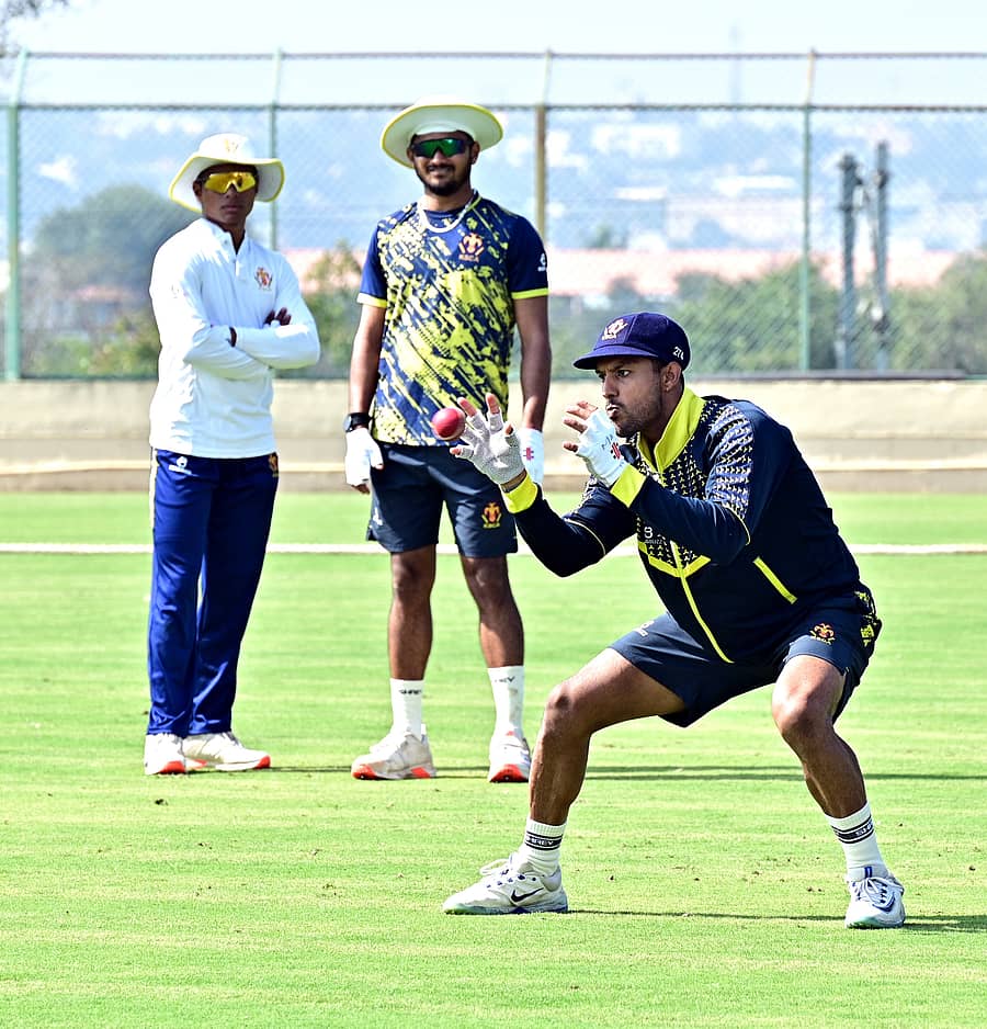 <div class="paragraphs"><p>ಹುಬ್ಬಳ್ಳಿಯ ರಾಜನಗರದ ಕೆಎಸ್ಸಿಎ ಕ್ರೀಡಾಂಗಣದಲ್ಲಿ ಕರ್ನಾಟಕ ಮತ್ತು ಚಂಡೀಗಡ ತಂಡಗಳ ನಡುವೆ ಭಾನುವಾರ ರಣಜಿ ಪಂದ್ಯ ಆರಂಭವಾಗಲಿದ್ದು, ಕರ್ನಾಟಕ ತಂಡದ ನಾಯಕ ಮಯಂಕ್ ಅಗರವಾಲ್ ಶನಿವಾರ ಅಭ್ಯಾಸ ನಡೆಸಿದರು</p></div>