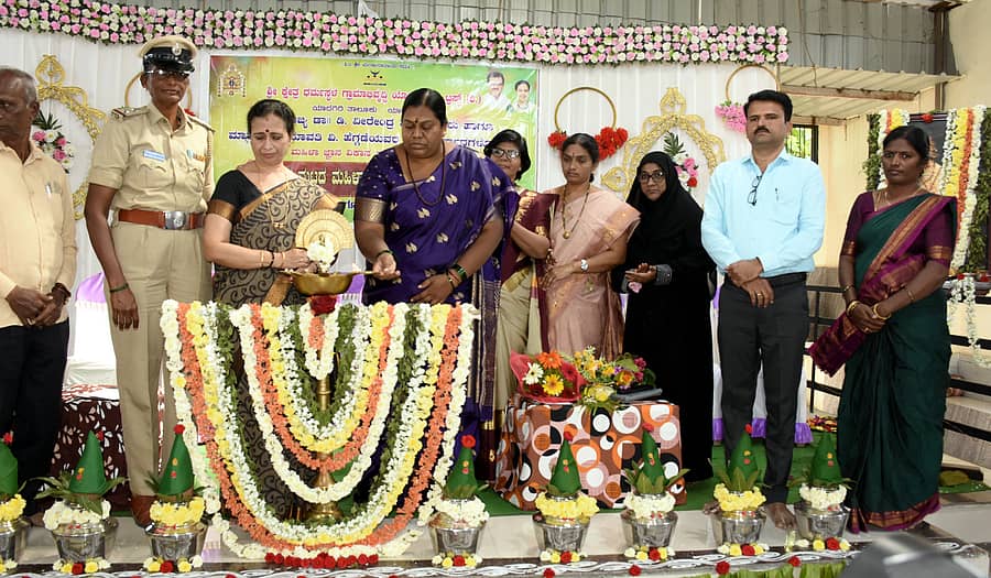 ಯಾದಗಿರಿ ನಗರದ ವಾಸವಿ ಕಲ್ಯಾಣ ಮಂಟಪದಲ್ಲಿ ಧರ್ಮಸ್ಥಳ ಗ್ರಾಮಾಭಿವೃದ್ಧಿ ಸಂಸ್ಥೆಯಿಂದ ಹಮ್ಮಿಕೊಂಡಿದ್ದ ತಾಲ್ಲೂಕು ಮಟ್ಟದ ಮಹಿಳಾ ವಿಚಾರಗೋಷ್ಠಿಯನ್ನು ಗಣ್ಯರು ಉದ್ಘಾಟಿಸಿದರು