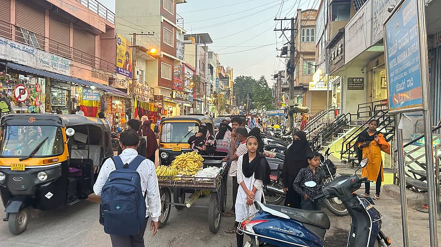 ಚಿತ್ರದುರ್ಗದ ಲಕ್ಷ್ಮಿ ಬಜಾರ್‌ ರಸ್ತೆ ಬದಿಯಲ್ಲಿ ಬೈಕ್‌ ನಿಲ್ಲಿಸಿರುವ ಕಾರಣ ವಾಹನ ದಟ್ಟಣೆ ಉಂಟಾಗಿರುವುದು 