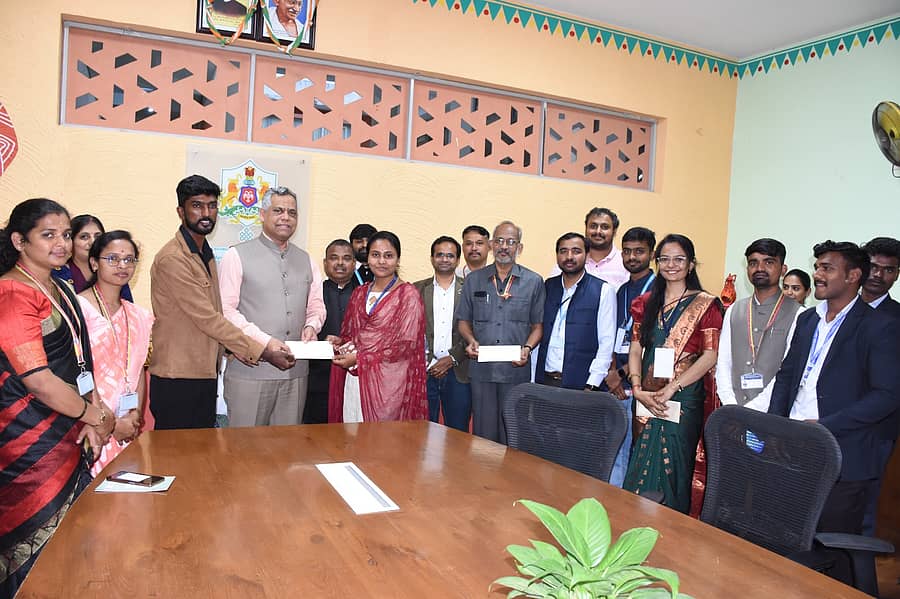 ಮಹಾತ್ಮಗಾಂಧಿ ಗ್ರಾಮೀಣಾಭಿವೃದ್ಧಿ ಮತ್ತು ಪಂಚಾಯತ್ರಾಜ್ ವಿಶ್ವವಿದ್ಯಾಲಯದ ನೈಪುಣ್ಯ ಕೇಂದ್ರದಿಂದ ನಡೆದ ಉದ್ಯೋಗ ಮೇಳದಲ್ಲಿ ಆಯ್ಕೆಯಾದ ವಿದ್ಯಾರ್ಥಿನಿಯನ್ನು ಪ್ರಭಾರ ಕುಲಪತಿ ಪ್ರೊ. ಸುರೇಶ ವಿ.ನಾಡಗೌಡರ ಅಭಿನಂದಿಸಿದರು