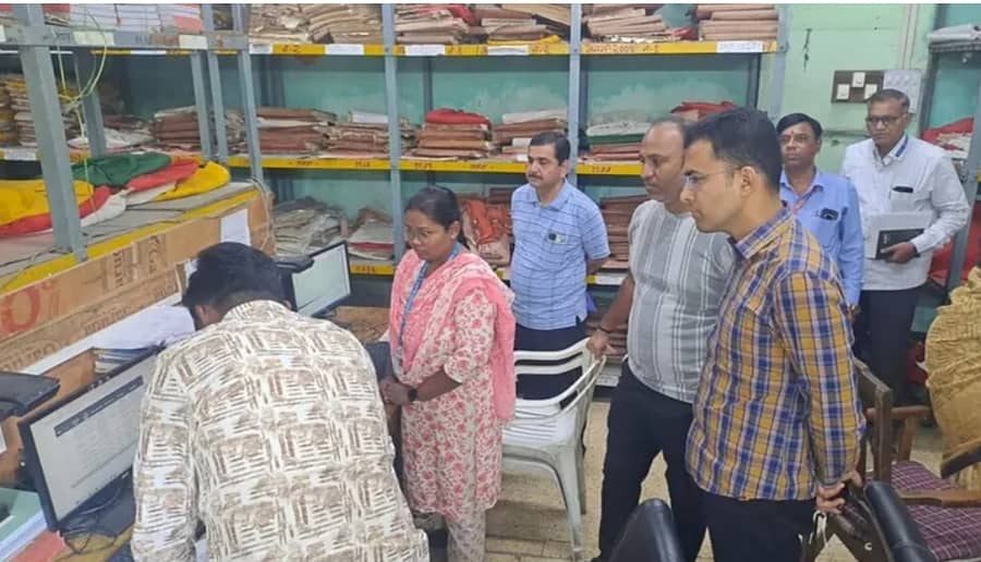 ಸೋಲಾಪುರದ ಜನನ– ಮರಣ ನೋಂದಣಿ ಕೇಂದ್ರಕ್ಕೆ ಮಹಾನಗರ ಪಾಲಿಕೆ ಆಯುಕ್ತ ಸಚಿನ ಒಂಬಾಸೆ ಭೇಟಿ ನೀಡಿ ದಾಖಲೆಗಳನ್ನು ಪರಿಶೀಲಿಸಿದರು