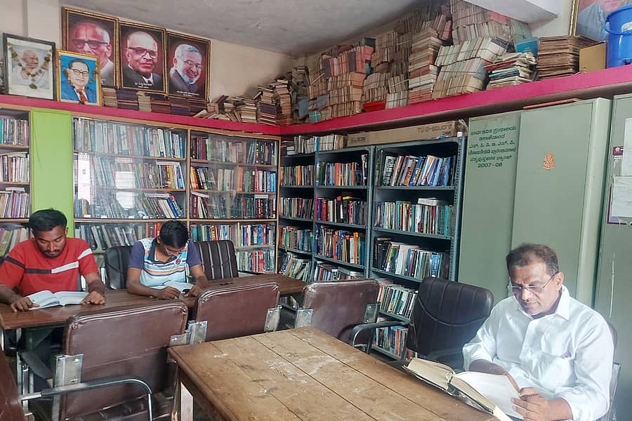 ಬಾದಾಮಿಯಲ್ಲಿ ಸಾರ್ವಜನಿಕ ಕೇಂದ್ರ ಗ್ರಂಥಾಲಯದಲ್ಲಿನ ಪುಸ್ತಕಗಳನ್ನು ಮೇಲೆ ಎತ್ತಿಡಲಾಗಿದ್ದು, ದೂಳು ತಿನ್ನುತ್ತಿವೆ