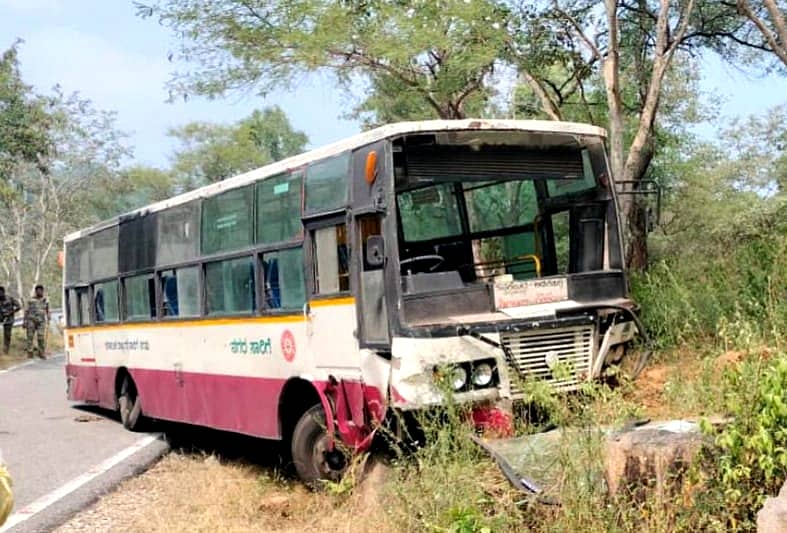 ಹಲಗೂರು ಸಮೀಪದ ಮುತ್ತತ್ತಿ ಬಳಿ ನಡೆದ ಅಪಘಾತದಲ್ಲಿ ಬಸ್ ಜಖಂಗೊಂಡಿರುವುದು