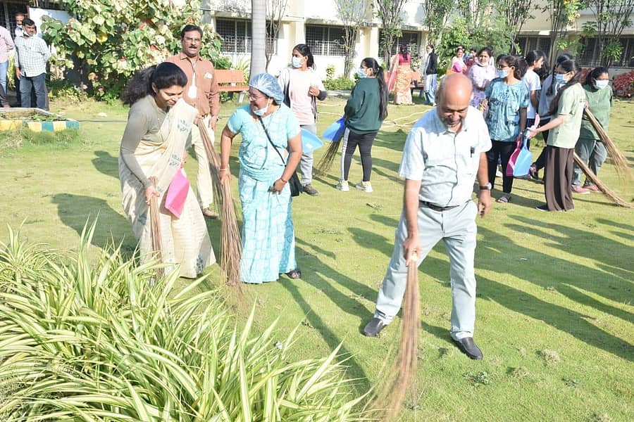 ಕಲಬುರಗಿ ನಗರದ ಹೈಕ ಕರ್ನಾಟಕ ಶಿಕ್ಷಣ ಸಂಸ್ಥೆಯ ಎಸ್. ನಿಜಲಿಂಗಪ್ಪ ದಂತ ವೈದ್ಯಕೀಯ ಮಹಾವಿದ್ಯಾಲಯದ ರಾಷ್ಟ್ರೀಯ ಸೇವಾ ಯೋಜನೆ ಘಟಕದಿಂದ ಭಾನುವಾರ ಶ್ರಮದಾನ ಶಿಬಿರ ನಡೆಯಿತು