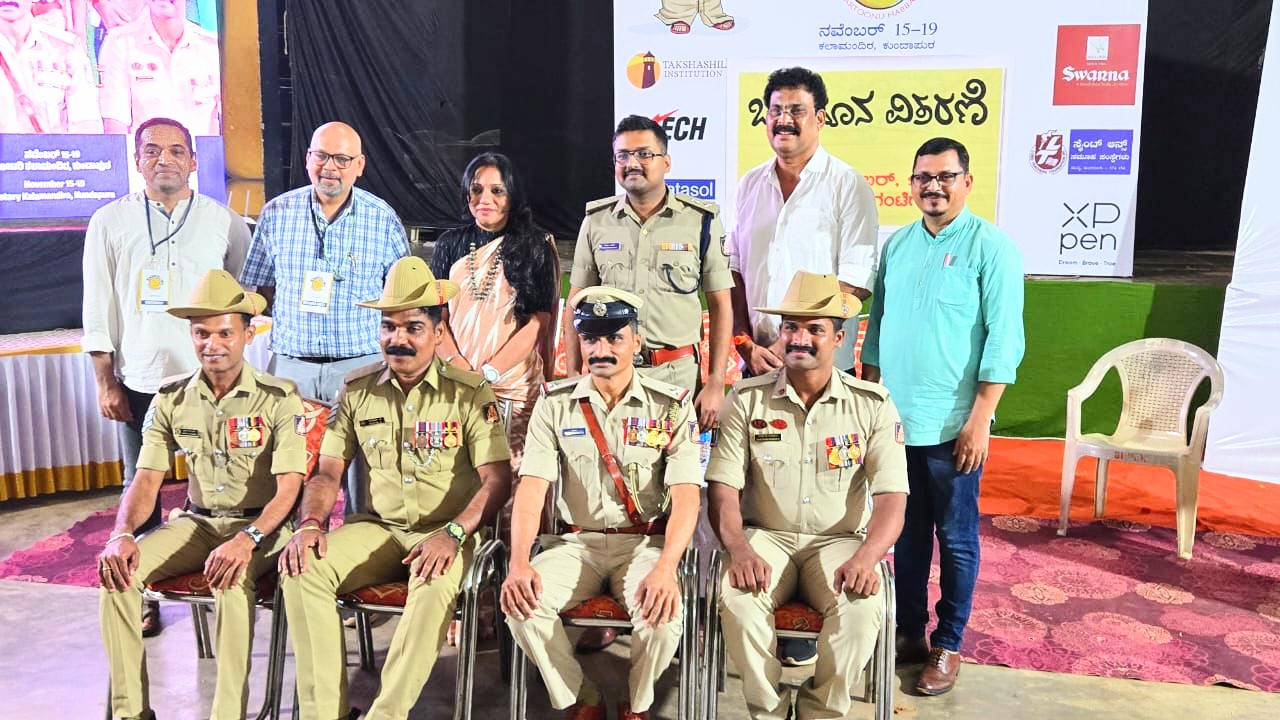 ಕುಂದಾಪುರದ ಬೋರ್ಡ್ ಹೈಸ್ಕೂಲಿನ ಕಲಾಮಂದಿರದಲ್ಲಿ ಭಾನುವಾರ ನಡೆದ ‘ಖಾಕಿ ಕಾರ್ಟೂನ್ ಹಬ್ಬ’ದಲ್ಲಿ ಪೊಲೀಸ್ ಅಧಿಕಾರಿಗಳು ಹಾಗೂ ಸಿಬ್ಬಂದಿಗಳನ್ನು ಗೌರವಿಸಲಾಯಿತು