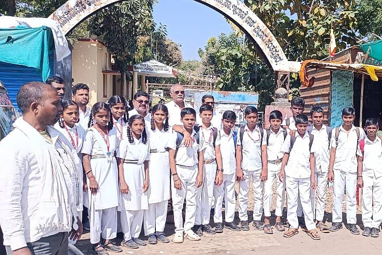 ಔರಾದ್ ತಾಲ್ಲೂಕಿನ ಸಂತಪೂರನಲ್ಲಿ ವಿದ್ಯಾರ್ಥಿಗಳು ಬಸ್ ತಂಗುದಾಣ ವ್ಯವಸ್ಥೆ ಮಾಡುವಂತೆ ಪ್ರತಿಭಟನೆ ನಡೆಸಿದರು