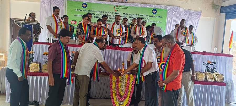 ಸುಂಟಿಕೊಪ್ಪ ಮಂಜನಾಥಯ್ಯ ಸಹಕಾರ ಭವನದಲ್ಲಿ ಭಾನುವಾರ 72ನೇ ಅಖಿಲ ಭಾರತ ಸಹಕಾರ ಸಪ್ತಾಹದ ಅಂಗವಾಗಿ ನಡೆದ ಸಹಕಾರ ಸಂಸ್ಥೆಗಳ ಮೂಲಕ ಗ್ರಾಮೀಣ ಅಭಿವೃದ್ಧಿಯ ಬಲವರ್ಧನೆ ದಿನಾಚರಣೆಯನ್ನು ಕೊಡಗು ಜಿಲ್ಲಾ ಸಹಕಾರ ಯೂನಿಯನ್ ಅಧ್ಯಕ್ಷ ಪಳೆಯಂಡ ರಾಬಿನ್ ದೇವಯ್ಯ ಉದ್ಘಾಟಿಸಿದರು
