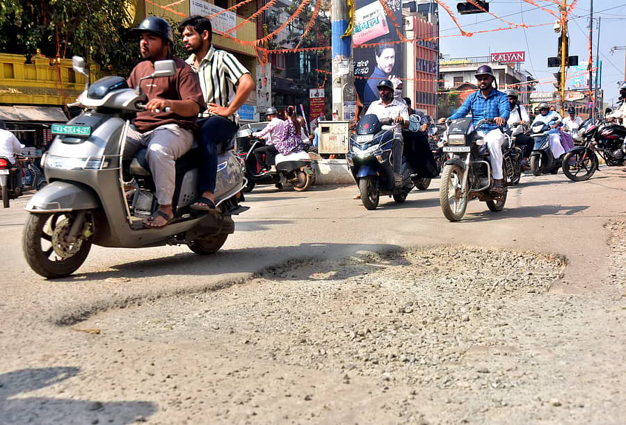 <div class="paragraphs"><p>ಹುಬ್ಬಳ್ಳಿಯ ಗಣೇಶಪೇಟೆ ಕ್ರಾಸ್ನಲ್ಲಿ ಹಾಳಾಗಿರುವ ರಸ್ತೆಯಲ್ಲಿಯೇ ದ್ವಿಚಕ್ರ ವಾಹನ ಸವಾರರ ಸಂಚಾರ </p></div>