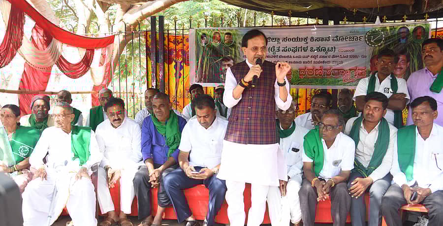 ಕಬ್ಬಿಗೆ ಬೆಲೆ ನಿಗದಿಪಡಿಸಬೇಕೆಂದು ಆಗ್ರಹಿಸಿ ರೈತರು ಬೀದರ್ನಲ್ಲಿ ನಡೆಸುತ್ತಿರುವ ಅಹೋರಾತ್ರಿ ಧರಣಿ ಸ್ಥಳಕ್ಕೆ ಬಿಜೆಪಿ ಮುಖಂಡರೂ ಆದ ಕೇಂದ್ರದ ಮಾಜಿಸಚಿವ ಭಗವಂತ ಖೂಬಾ ಅವರು ಭಾನುವಾರ ಭೇಟಿ ಕೊಟ್ಟು, ಮಾತನಾಡಿದರು