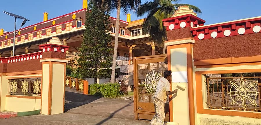 ಮುಂಡಗೋಡ ತಾಲ್ಲೂಕಿನ ಟಿಬೆಟ್ನಲ್ಲಿ ಬೌದ್ಧ ಮಂದಿರದ ಕಾಂಪೌಂಡ್ ಗೋಡೆಗೆ ಬಣ್ಣ ಬಳಿಯುತ್ತಿರುವ ಕಾರ್ಮಿಕ