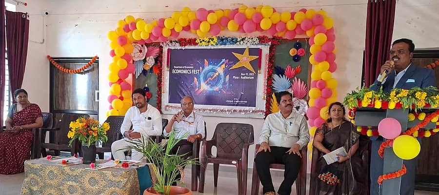 ಶಿಗ್ಗಾವಿ ಪಟ್ಟಣದ ಗೌರಮ್ಮ ಅಂಕಲಕೋಟಿ ಸರ್ಕಾರಿ ಪ್ರಥಮ ದರ್ಜೆ ಕಾಲೇಜಿನಲ್ಲಿ ಶನಿವಾರ ಅರ್ಥಶಾಸ್ತ್ರ ವಿಭಾಗದಿಂದ ನಡೆದ ಅರ್ಥಶಾಸ್ತ್ರದ ವಿಷಯ ಪ್ರದರ್ಶನ, ಕಾರ್ಯಾಗಾರದಲ್ಲಿ ಸಿ.ಜಿ.ಬೆಲ್ಲದ ಸರ್ಕಾರಿ ಪ್ರಥಮ ದರ್ಜೆ ಕಾಲೇಜಿನ ಪ್ರಾಚಾರ್ಯ ವಿರೇಶ ಕುಮ್ಮೂರ ಮಾತನಾಡಿದರು