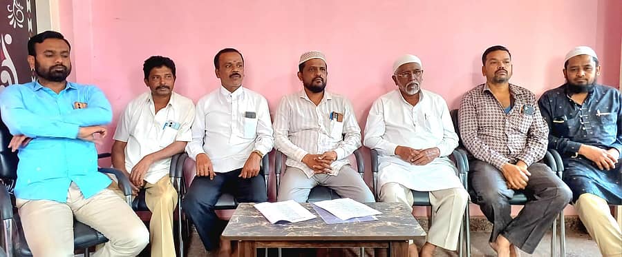 ಶಿಡ್ಲಘಟ್ಟದಲ್ಲಿ ರೇಷ್ಮೆ ರೀಲರುಗಳ ಮುಖಂಡರು ಪತ್ರಿಕಾಗೋಷ್ಠಿಯಲ್ಲಿ ಮಾತನಾಡಿದರು