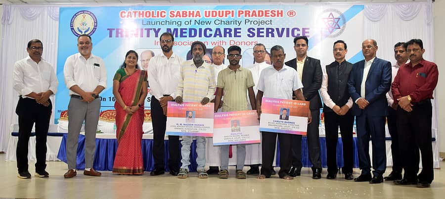 ಕಾರ್ಯಕ್ರಮದಲ್ಲಿ ರೋಗಿಗಳಿಗೆ ಸಾಂಕೇತಿಕವಾಗಿ ಗುರುತಿನ ಕಾರ್ಡ್ ವಿತರಿಸಲಾಯಿತು