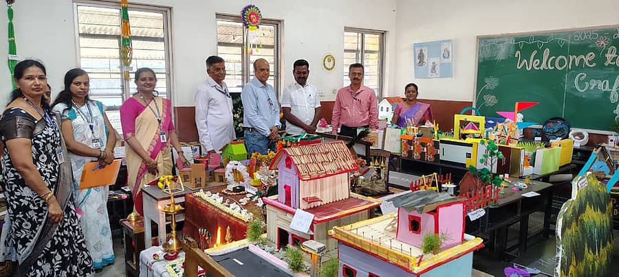 ಬೇಲೂರಿನ ಪೂರ್ಣ ಪ್ರಜ್ಞಾ ಶಾಲೆಯಲ್ಲಿ ವಿದ್ಯಾರ್ಥಿಗಳಿಂದ ವಸ್ತುಪ್ರದರ್ಶನ ಆಯೋಜಿಸಲಾಗಿತ್ತು. ಶಾಲೆಯ ಪ್ರಾಂಶುಪಾಲ ಪ್ರಶಾಂತ್, ಕನ್ನಡ ಸಾಹಿತ್ಯ ಪರಿಷತ್ ತಾಲ್ಲೂಕು ಘಟಕದ ಕಾರ್ಯದರ್ಶಿ ಬಿ.ಬಿ.ಶಿವರಾಜ್, ಸಾರ್ವಜನಿಕ ಆಸ್ಪತ್ರೆಯ ವೈದ್ಯಾಧಿಕಾರಿ ಡಾ.ಸತೀಶ್ ಪಾಲ್ಗೊಂಡಿದ್ದರು