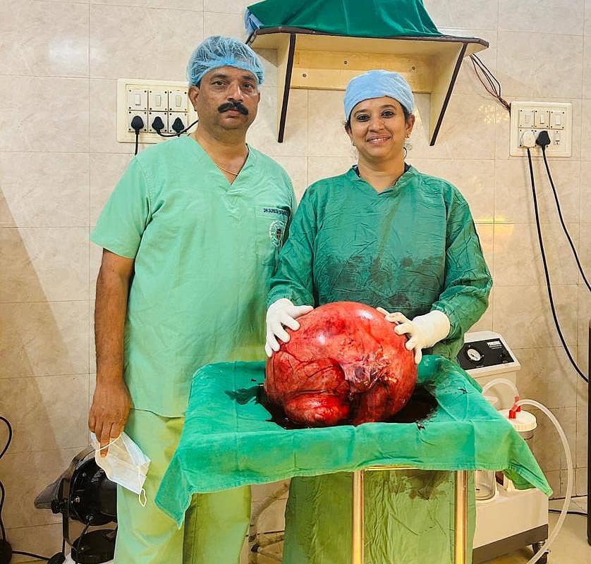 <div class="paragraphs"><p>ಮಹಿಳೆಯ ಗರ್ಭಕೋಶದಲ್ಲಿದ್ದ ಬೃಹತ್ ಗಡ್ಡೆಯನ್ನು ಶಸ್ತ್ರಚಿಕಿತ್ಸೆ ಮೂಲಕ ತೆಗೆದಿರುವ ವೈದ್ಯರು</p></div>