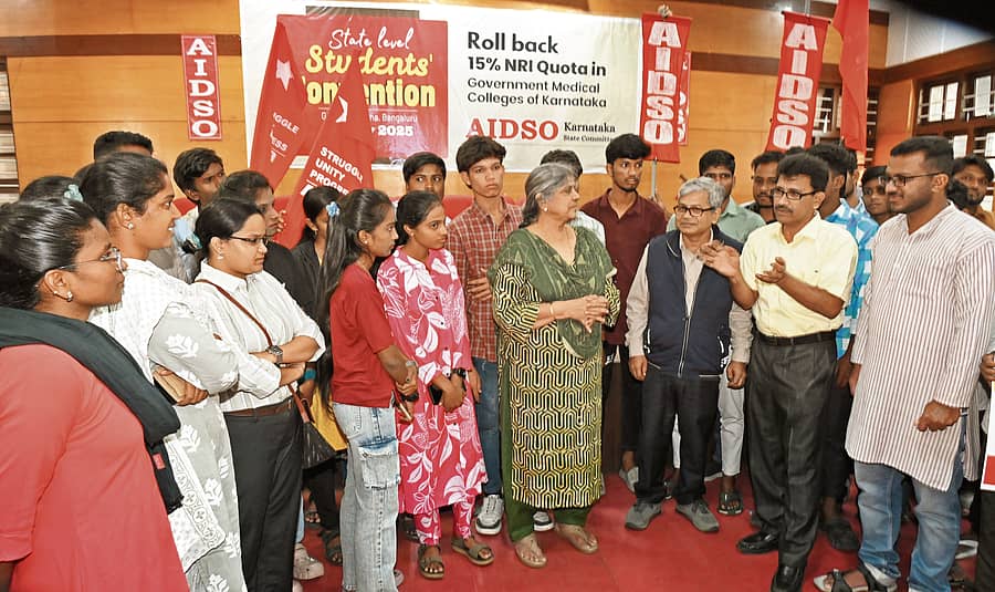 ಎಐಡಿಎಸ್ಒ ಸಮಾವೇಶದ ನಂತರ ಡಾ.ಮಧುಸೂದನ ಕರಿಗನೂರು ಅವರು ವಿದ್ಯಾರ್ಥಿಗಳೊಂದಿಗೆ ಚರ್ಚಿಸಿದರು. ಎಐಡಿಎಸ್ಒನ ಡಾ.ಸುಧಾ ಕಾಮತ್, ಮೃದುಲ್ ಸರ್ಕಾರ್, ಸುಭಾಷ್ ಬೆಟ್ಟದಕೊಪ್ಪ ಉಪಸ್ಥಿತರಿದ್ದರು
–ಪ್ರಜಾವಾಣಿ ಚಿತ್ರ