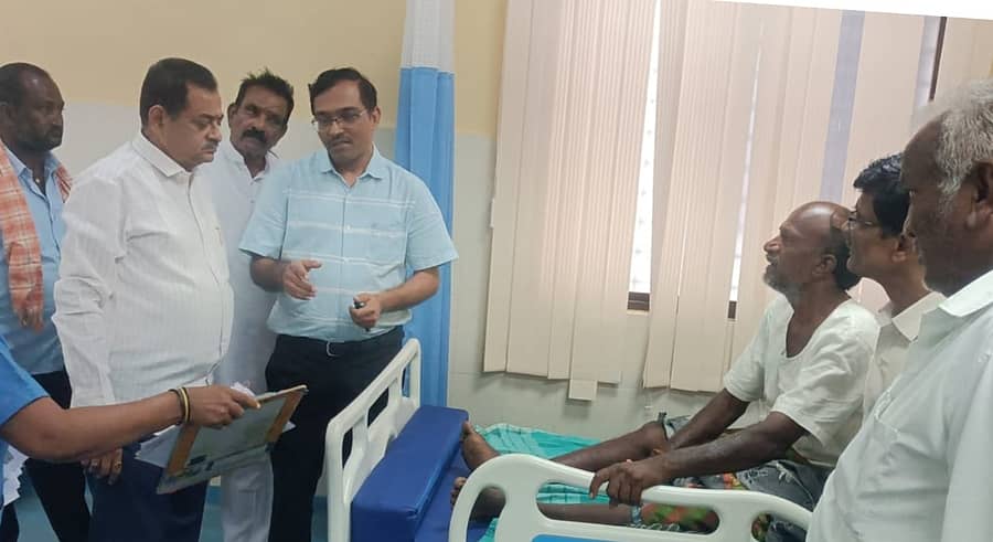 ಹುಬ್ಬಳ್ಳಿ ಆಸ್ಪತ್ರೆಯಲ್ಲಿ ಚಿಕಿತ್ಸೆ ಪಡೆಯುತ್ತಿರುವ ರೈತರ ಆರೋಗ್ಯ ವಿಚಾರಿಸಿದ ಮಾಜಿ ಶಾಸಕ ಮಲ್ಲಿಕಾರ್ಜುನ ಎಸ್.ಅಕ್ಕಿ