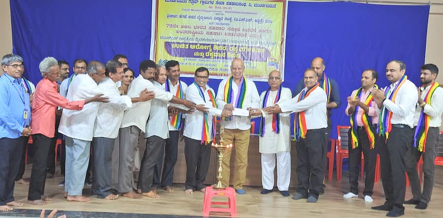 ಶಿರಸಿಯ ಟಿಎಸ್ಎಸ್ ಆಸ್ಪತ್ರೆಯ ಅಭಿವೃದ್ಧಿಗೆ ಮುಂಡಗನಮನೆ ಸಹಕಾರ ಸಂಘದ ಸದಸ್ಯರ ಹಾಗೂ ನೌಕರರ ಪರವಾಗಿ ₹4 ಲಕ್ಷ ದೇಣಿಗೆಯ ಚೆಕ್ನ್ನು ಸಂಘದ ನಿರ್ದೇಶಕರು ಟಿಎಸ್ಎಸ್ ಆಸ್ಪತ್ರೆ ಆಡಳಿತ ಸಮಿತಿಗೆ ಹಸ್ತಾಂತರಿಸಿದರು