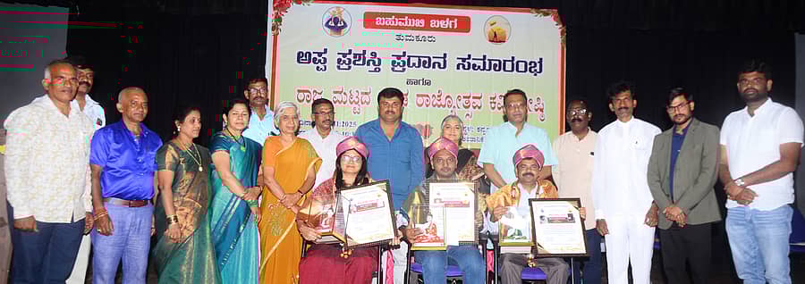 ತುಮಕೂರಿನಲ್ಲಿ ಭಾನುವಾರ ಬಹುಮುಖಿ ಬಳಗದಿಂದ ಲೇಖಕರಾದ ರವಿಕುಮಾರ್ ನೀಹ, ದೀಪದ ಮಲ್ಲಿ, ಕಪಿಲ ಪಿ.ಹುಮನಾಬಾದೆ ಅವರಿಗೆ ‘ಅಪ್ಪ’ ಪ್ರಶಸ್ತಿ ಪ್ರದಾನ ಮಾಡಲಾಯಿತು. ಚಿಂತಕ ಬಂಜಗೆರೆ ಜಯಪ್ರಕಾಶ್, ಲೇಖಕಿ ಬಾ.ಹ.ರಮಾಕುಮಾರಿ, ಲೇಖಕಿಯರ ಸಂಘದ ಜಿಲ್ಲಾ ಘಟಕದ ಅಧ್ಯಕ್ಷೆ ಮಲ್ಲಿಕಾ ಬಸವರಾಜು, ಬಹುಮುಖಿ ಬಳಗದ ಹಡವನಹಳ್ಳಿ ವೀರಣ್ಣಗೌಡ ಮೊದಲಾದವರು ಹಾಜರಿದ್ದರು