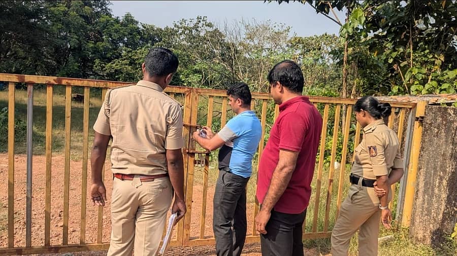 ಬಂಟ್ವಾಳ ತಾಲ್ಲೂಕಿನ ಅರಳ ಗ್ರಾಮದಲ್ಲಿ ಜಾನುವಾರು ವಧೆಗೆ ಬಳಸುತ್ತಿದ್ದ ಆರೋಪಿ ಮಯ್ಯದಿ ಅವರ ಮನೆ ಮತ್ತು ಶೆಡ್ನ ಆವರಣಕ್ಕೆ ಪೊಲಿಸರು ಭಾನುವಾರ ಬೀಗ ಹಾಕಿದರು