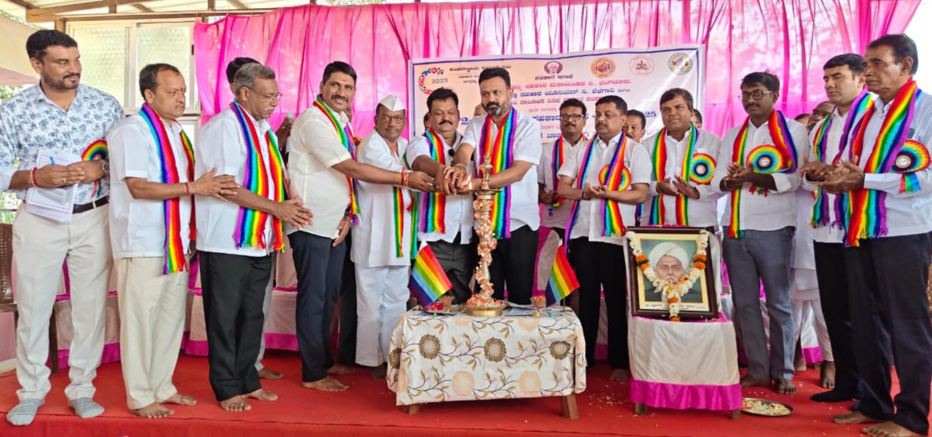 ಹಿರೇಬಾಗೇವಾಡಿಯಲ್ಲಿ ಭಾನುವಾರ 72ನೇ ಅಖಿಲ ಭಾರತ ಸಹಕಾರ ಸಪ್ತಾಹ ಆಚರಣೆ ಕಾರ್ಯಕ್ರಮವನ್ನು ಗಣ್ಯರು ಉದ್ಘಾಟಿಸಿದರು. ವಿಧಾನ ಪರಿಷತ್ ಸದಸ್ಯ ಚನ್ನರಾಜ ಹಟ್ಟಿಹೊಳಿ ಹಾಜರಿದ್ದರು