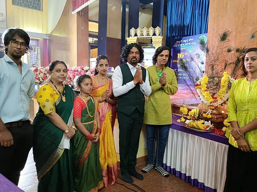 ಮೈಸೂರಿನ ಮಹಾರಾಜ ಕಾಲೇಜು ಶತಮಾನೋತ್ಸವ ಭವನದಲ್ಲಿ ಭಾನುವಾರ ನಡೆದ ‘ನಾಟ್ಯ ನೈವೇದ್ಯ’ ರಾಜ್ಯಮಟ್ಟದ ಸಾಂಸ್ಕೃತಿಕ ಸ್ಪರ್ಧೆಗೆ ಜನಪದ ಗಾಯಕ ಅಮ್ಮ ರಾಮಚಂದ್ರ, ವಿದುಷಿಯರಾದ ಅಪರ್ಣಾ, ಶ್ವೇತಾ, ಶಾರದಾ, ನೃತ್ಯ ಕಲಾವಿದ ಕಾರ್ತಿಕೇಯನ್, ಸಂಸ್ಥೆಯ ಸ್ಥಾಪಕ ಸಂತೋಷ್ ಚಾಲನೆ ನೀಡಿದರು