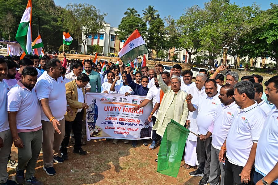 ದಾವಣಗೆರೆಯ ಯುಬಿಡಿಟಿ ಎಂಜಿನಿಯರಿಂಗ್ ಕಾಲೇಜು ಆವರಣದಲ್ಲಿ ಬಿಜೆಪಿ ಸಂಸದ ಗೋವಿಂದ ಕಾರಜೋಳ ಏಕತಾ ಪಾದಯಾತ್ರೆಗೆ ಚಾಲನೆ ನೀಡಿದರು ಪ್ರಜಾವಾಣಿ ಚಿತ್ರ