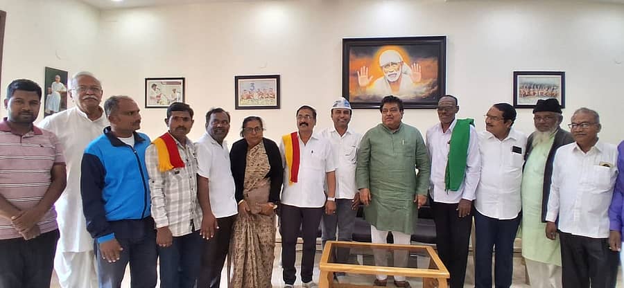 ವಿಜಯಪುರದಲ್ಲಿ ಸರ್ಕಾರಿ ವೈದ್ಯಕೀಯ ಕಾಲೇಜು ಹೋರಾಟ ಸಮಿತಿ ಪ್ರಮುಖರು ಸಚಿವ ಎಂ.ಬಿ. ಪಾಟೀಲ ಅವರನ್ನು ಭೇಟಿ ಮಾಡಿದರು